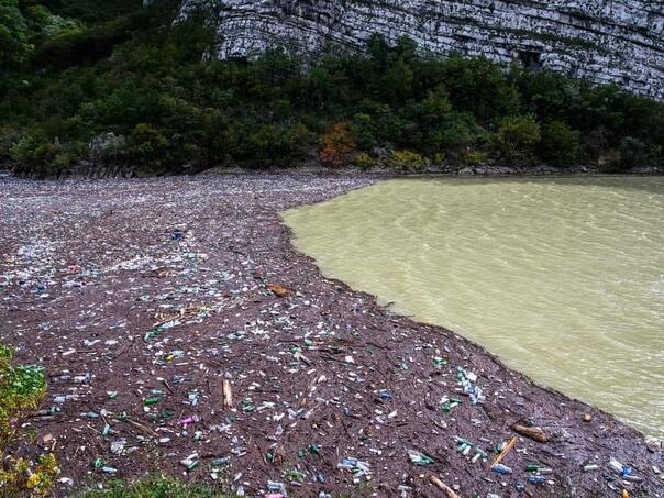 Dijelovi toka Neretve zatrpani smećem, prijeti ekološka katastrofa