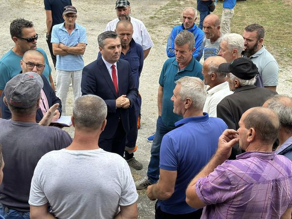 Foto: Dizdar u Kamenici sa povratnicima nakon napada na povratnika