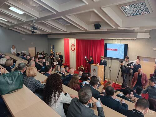 Foto: Dodijeljene plakete zlatnim studentima Univerziteta u Tuzli