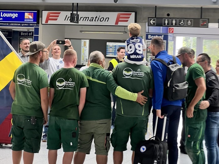 Foto: Džeku dočekali fanovi na aerodromu u Njemačkoj