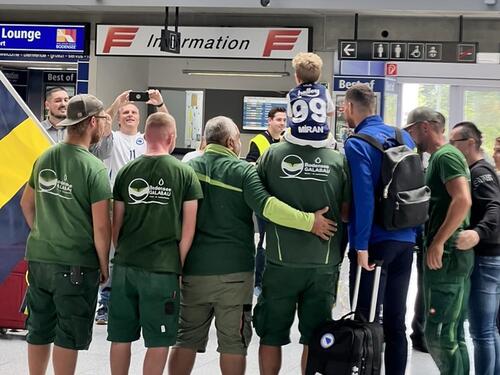 Foto: Džeku dočekali fanovi na aerodromu u Njemačkoj
