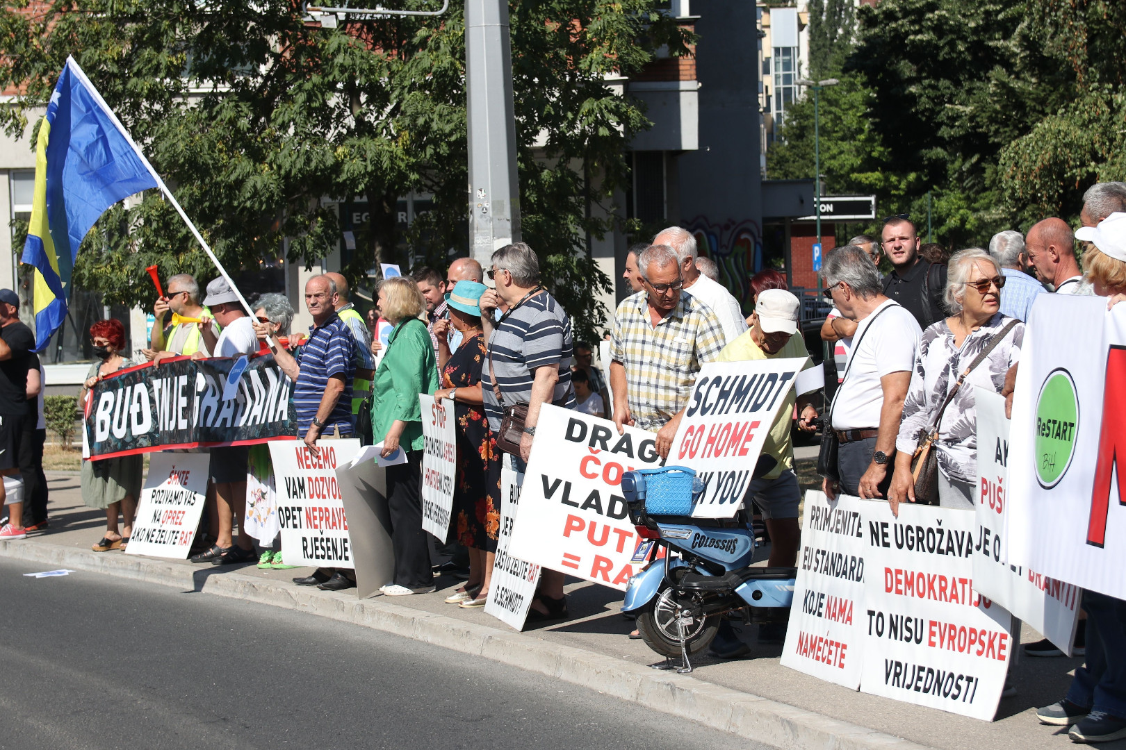 Foto: Građani i dalje pred zgradom OHR-a