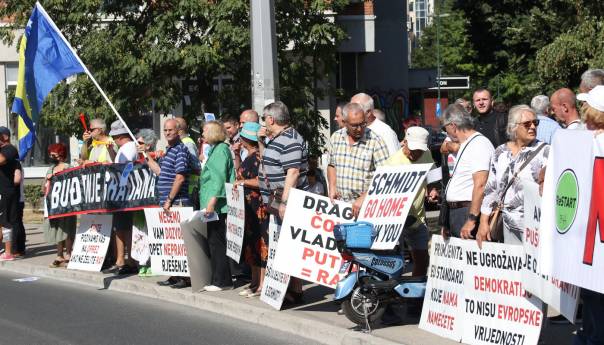 Foto: Građani i dalje pred zgradom OHR-a