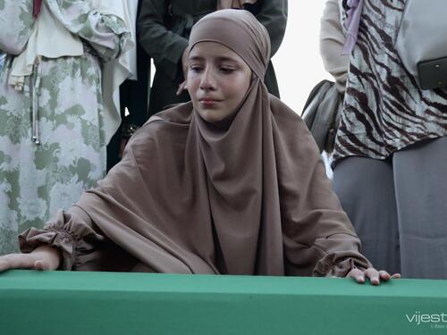 Foto: Izneseni tabuti žrtava genocida iz bivše Fabrike akumulatora