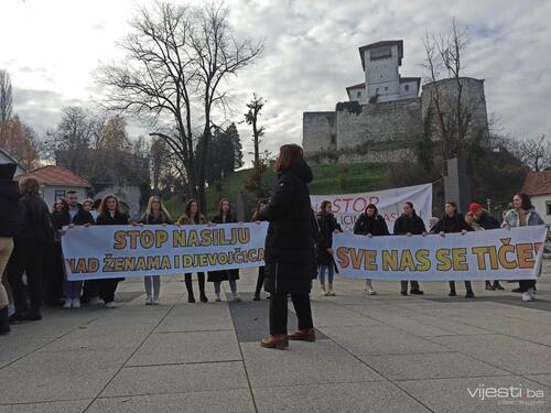 Foto / Još jedna mirna šetnja u Gradačcu: Stop nasilju nad ženama i djevojčicama!