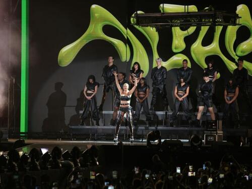 Foto: Karleuša priredila spektakl u Beogradu