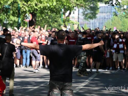 Foto/Video: Krenuo korteo navijača FK Sarajevo ka Grbavici
