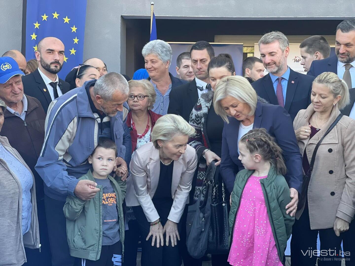 Foto: Leyen u Vogošći predala nove stanove za 27 porodica