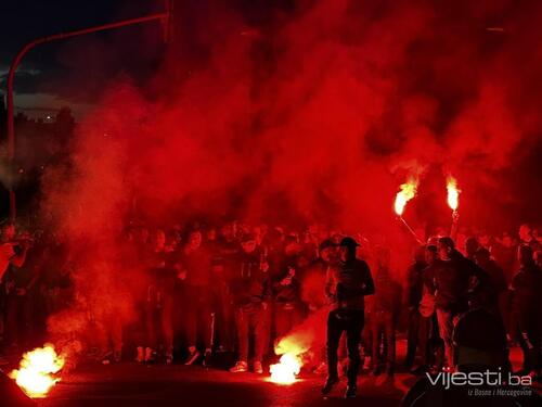 Video/Foto: Manijaci u korteu krenuli ka Koševu