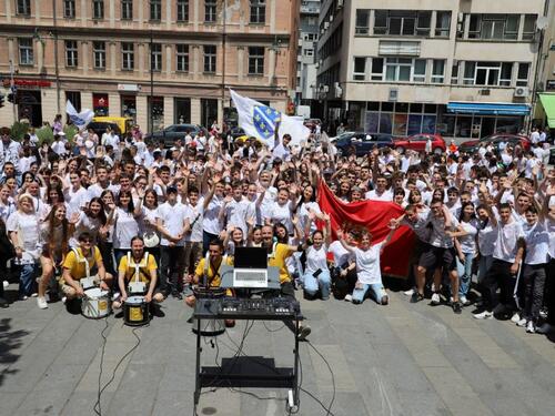 Foto: Moćan defile 650 maturanata u Centru