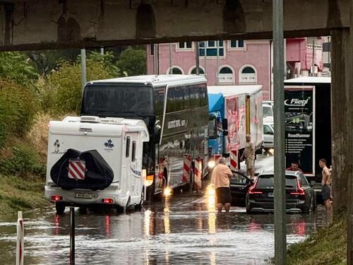Foto: Mostar pod vodom, saobraćaj blokiran na sjevernom ulazu