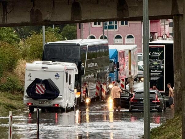 Foto: Mostar pod vodom, saobraćaj blokiran na sjevernom ulazu