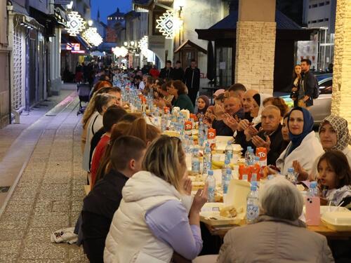 Foto: Mostarci se okupili na zajedničkom iftaru na otvorenom