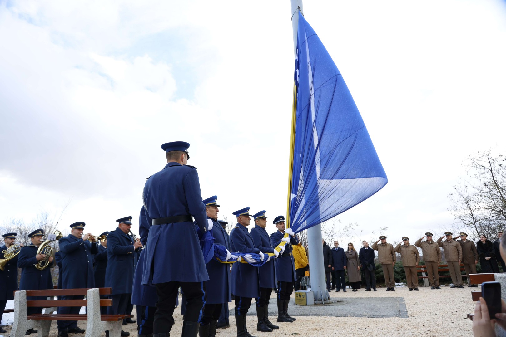Foto: Na brdu Hum zavijorila se zastava BiH povodom Dana državnosti