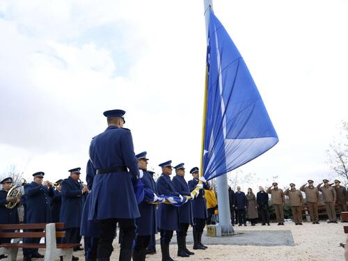 Foto: Na brdu Hum zavijorila se zastava BiH povodom Dana državnosti