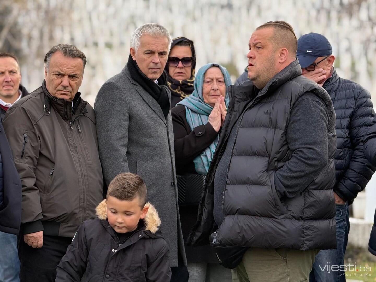 Foto: Na rođendan Halida Bešlića, porodica i prijatelji okupili se na mezaru