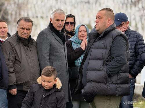 Video/Foto: Rođendan Halida Bešlića, porodica i prijatelji na mezaru