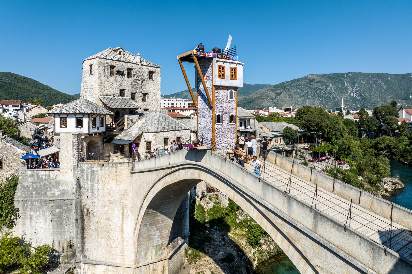 Foto: Na Starom mostu podignuta platforma za skakače