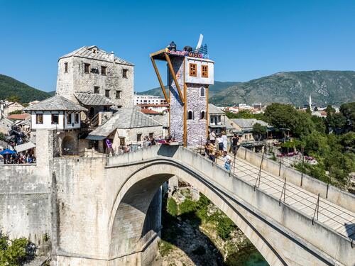 Foto: Na Starom mostu podignuta platforma za skakače