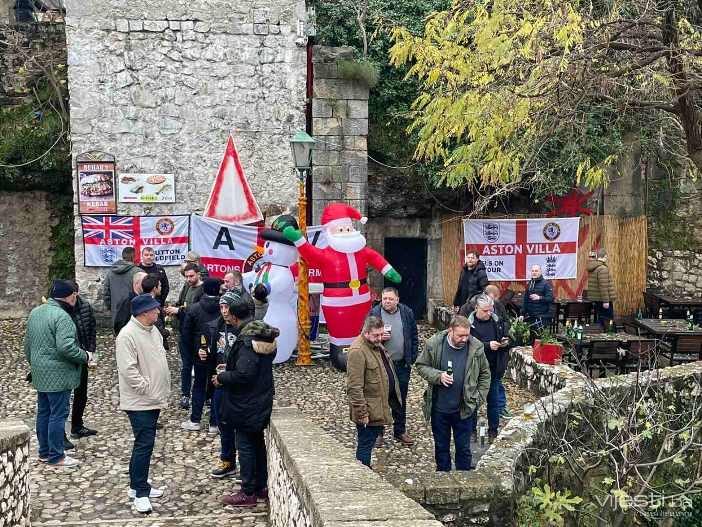 FOTO: Navijači Aston Ville u Starom gradu u Mostaru