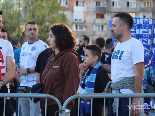 Foto: Sjajna atmosfera pred derbi, Grbavica se puni
