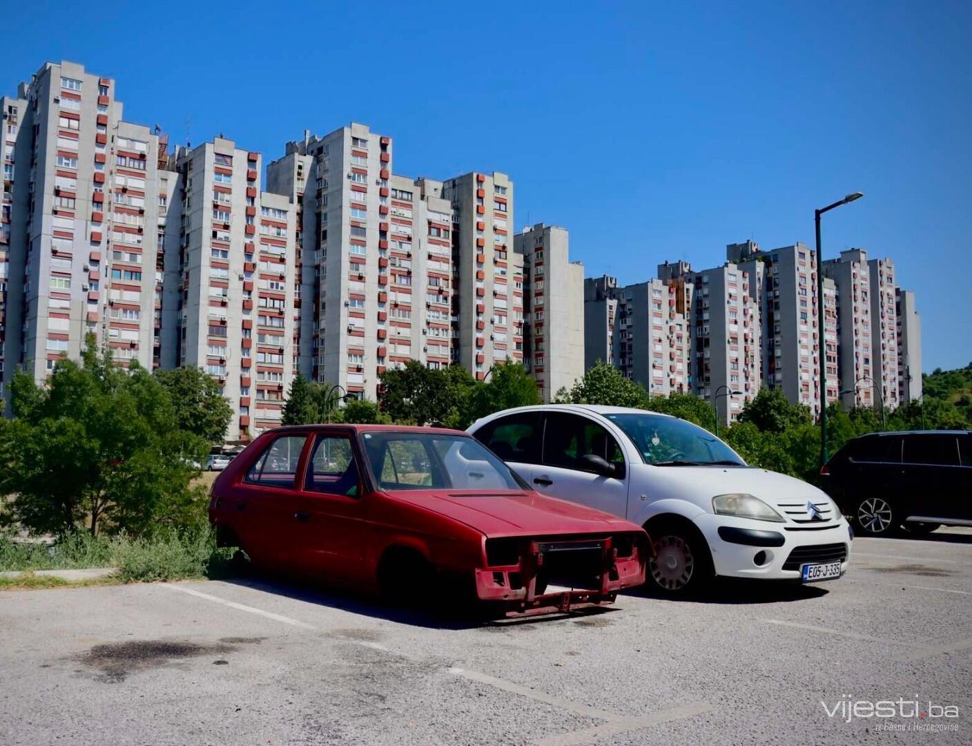Foto: Neispravni automobili zauzimaju stotine parking mjesta u Sarajevu!