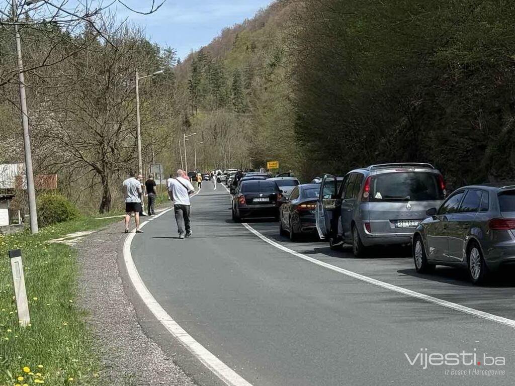 Foto: Nesreća kod Sarajeva, kilometarske kolone prema Nišićima