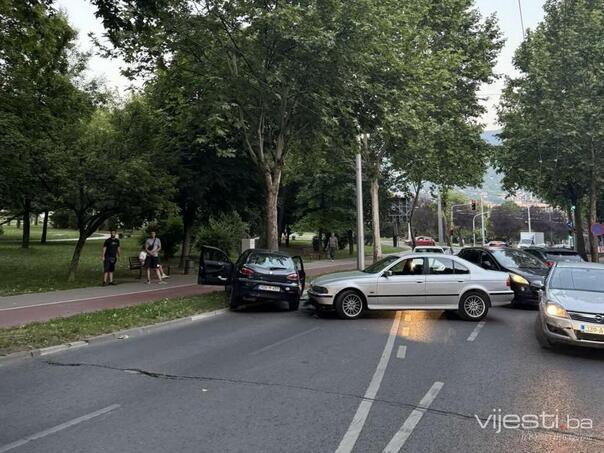 Foto: Nesreća u Alipašinoj ulici, sudarila se dva automobila