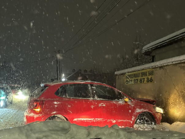 Foto: Nova saobraćajna nesreća u Sarajevu, ulice pod snijegom