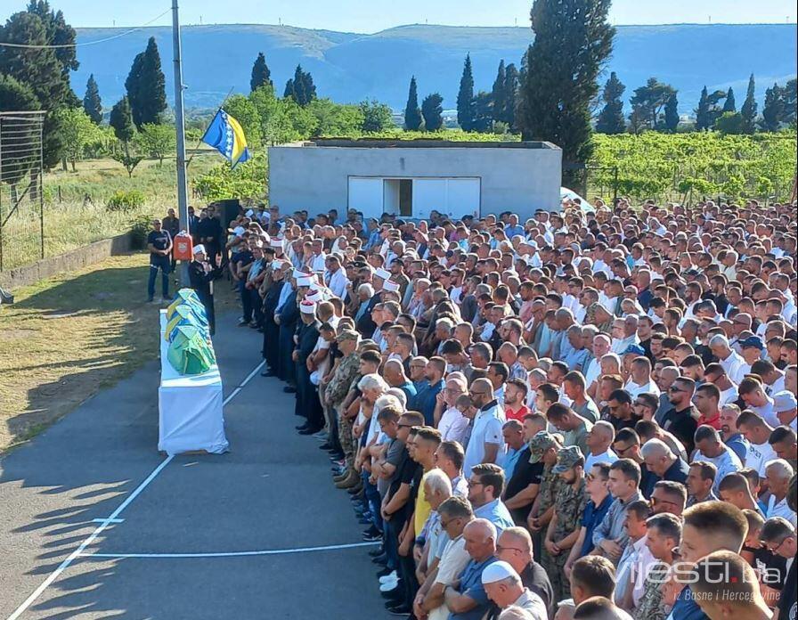 Foto: Ogroman broj ljudi na dženazi za tri mlade osobe u Mostaru