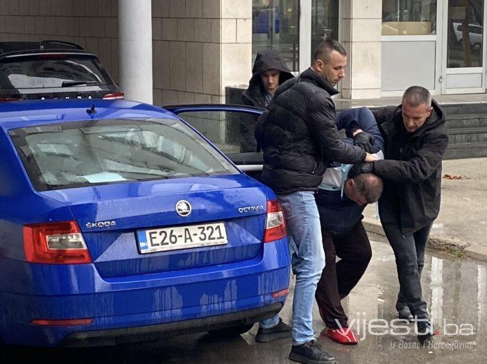 Foto: Opasni pljačkaš iz Kalesije doveden u Tužilaštvo TK
