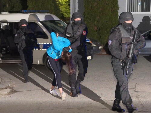 Foto: Osumnjičeni za ubistvo u Doboju predati Tužilaštvu