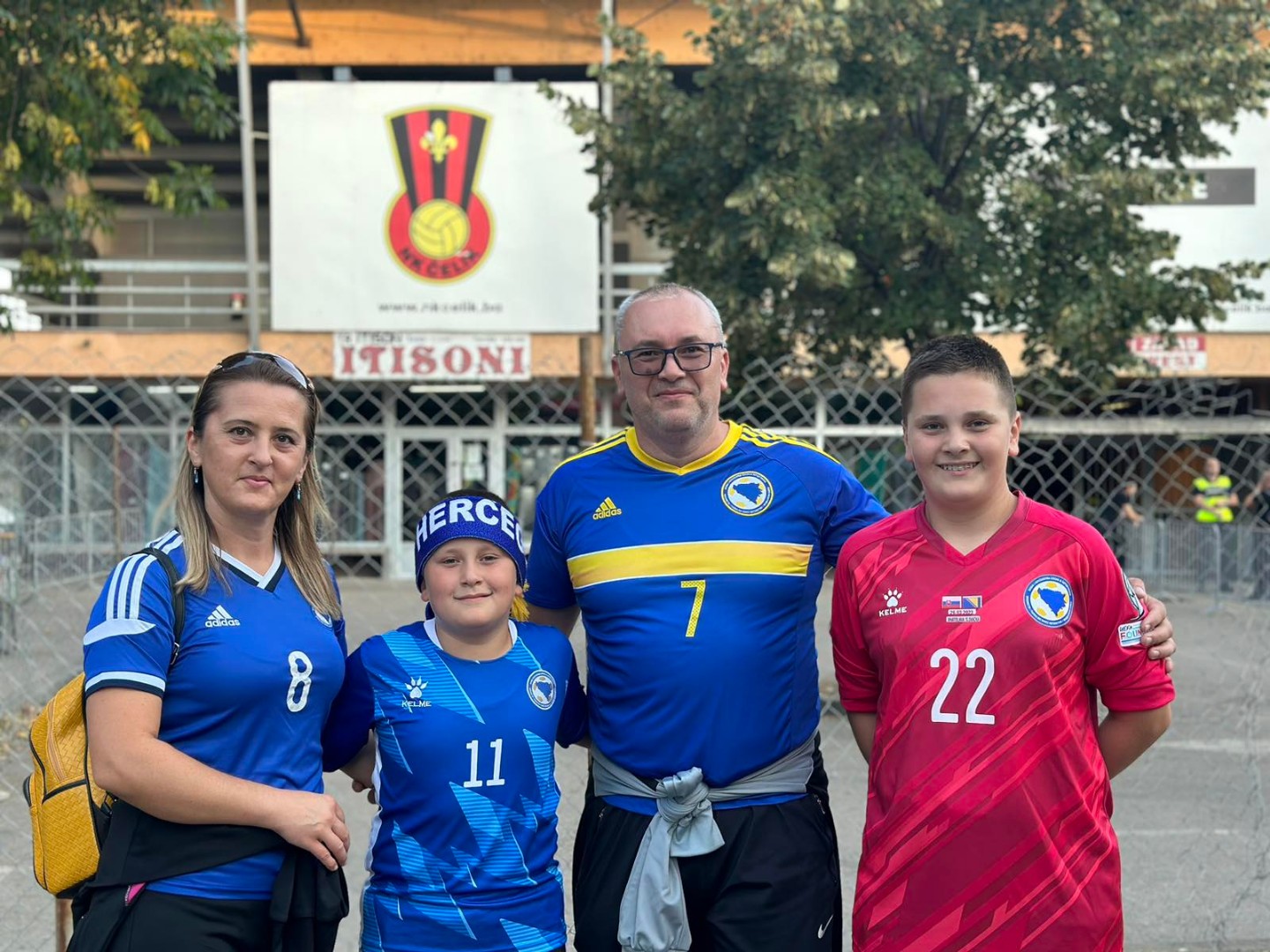 Foto: Pogledajte atmosferu u Zenici, navijači svih uzrasta na ulicama