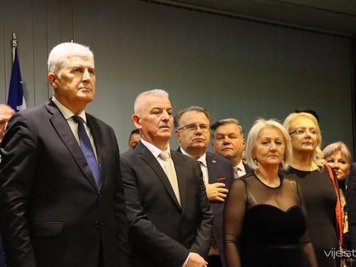 Foto: Pogledajte ko je sve došao na božićni prijem kod Borjane Krišto