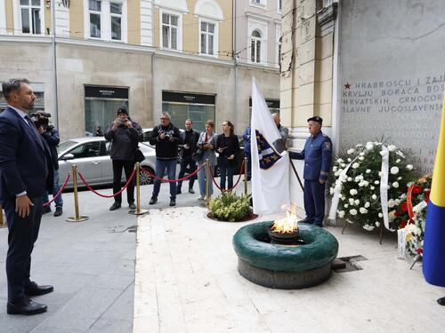 FOTO: Položeni vijenci na spomen-obilježje Vječna vatra