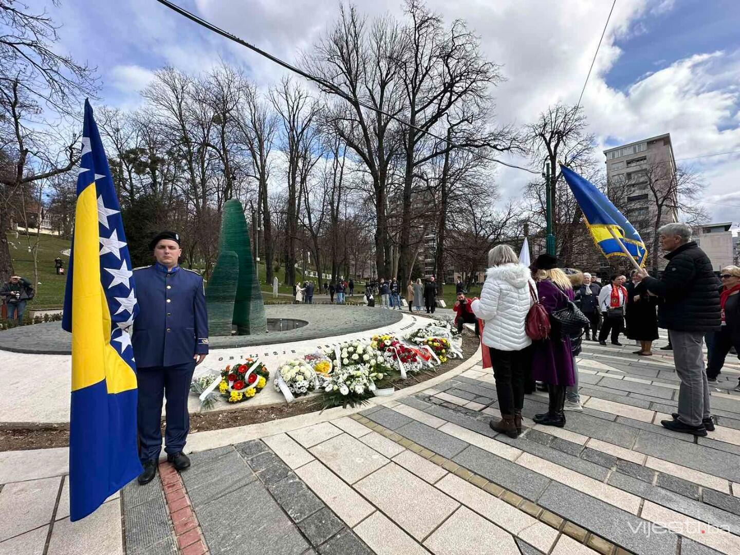 Foto: Položeno cvijeće ispred Spomen-obilježja ubijenoj djeci Sarajeva