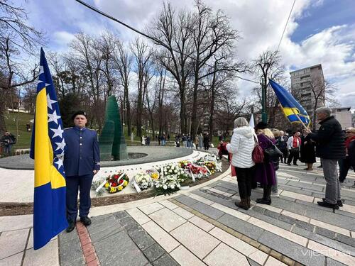 Foto: Položeno cvijeće ispred Spomen-obilježja ubijenoj djeci Sarajeva