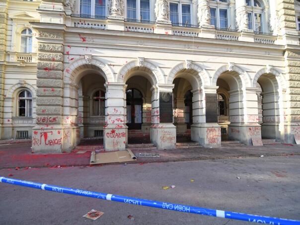 FOTO / Potpuni haos u Novom Sadu, pogledajte kako izgleda jutro nakon protesta