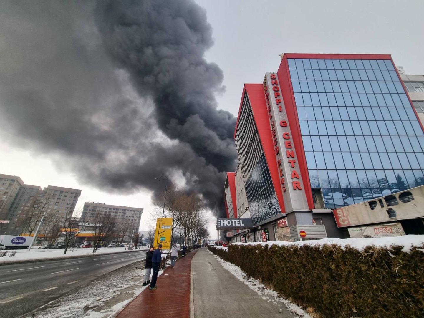 Foto: Požar kod pijace Heco, vatrogasci na terenu