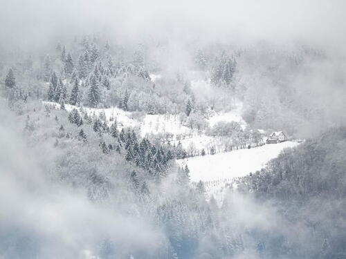 Foto: Proljetni snijeg zabijelio Mrkonjić Grad
