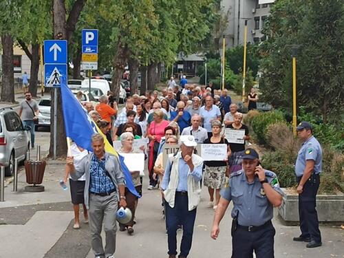 Foto: Protest u Tuzli, penzioneri izašli na ulice