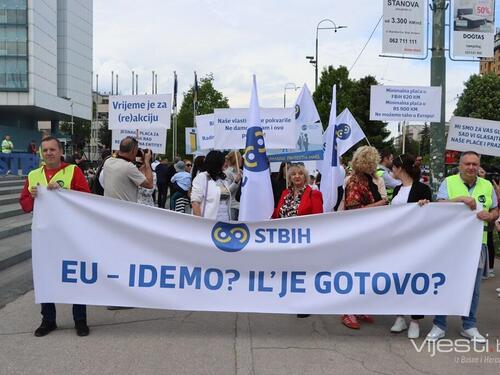 Foto: Protestni marš 'EU - idemo? Il' je gotovo?'