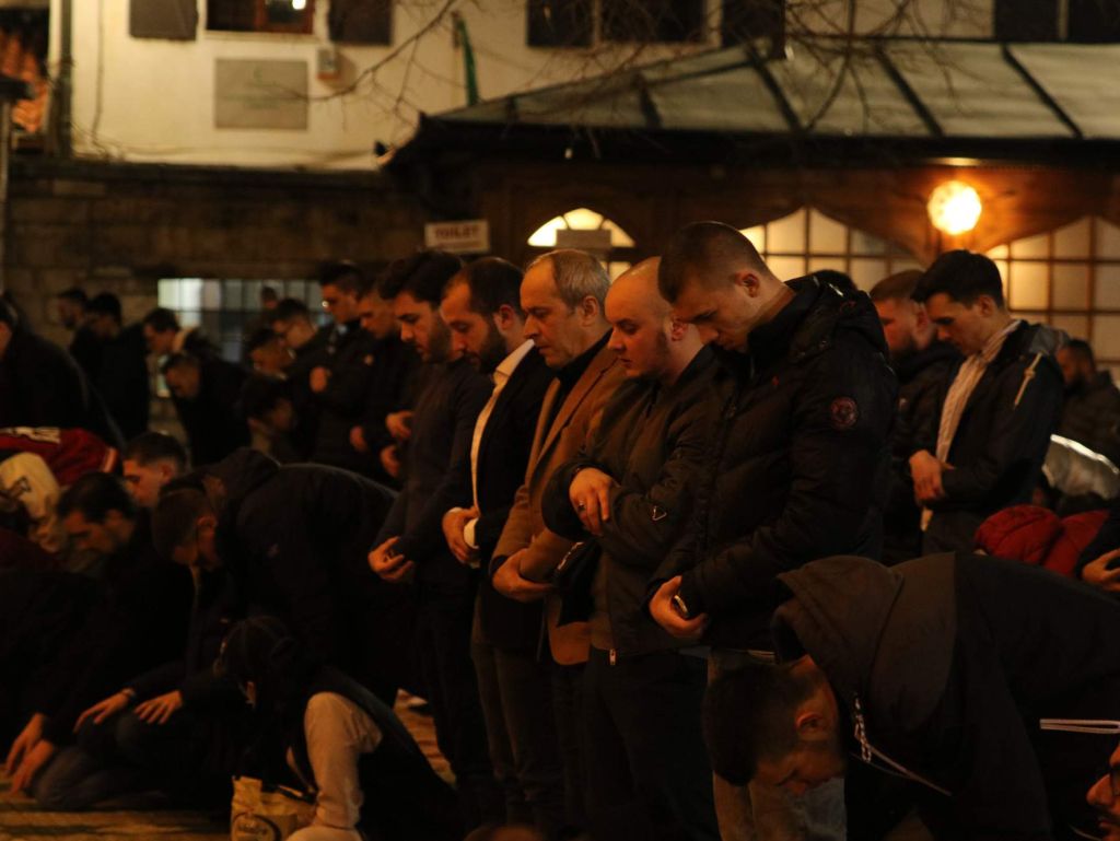 Foto: Prva ramazanska teravija u Begovoj džamiji