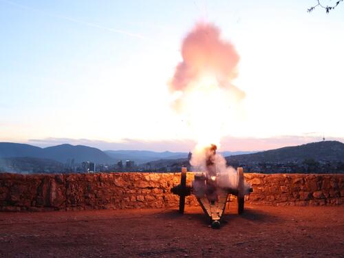 Foto: Pucanj topa na Žutoj tabiji označio zadnji dan ramazana