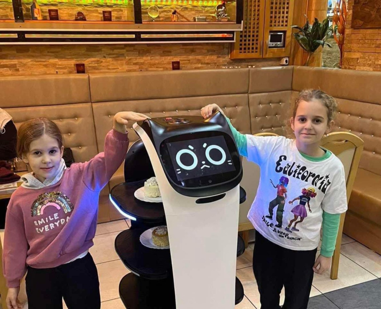Foto: 'Robot konobar' atrakcija u Tuzli