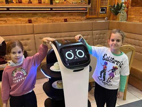 Foto: 'Robot konobar' atrakcija u Tuzli