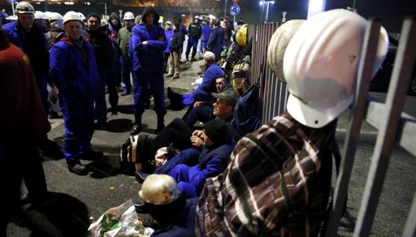 Foto: Rudari noć provode na cesti ispred zgrade Vlade