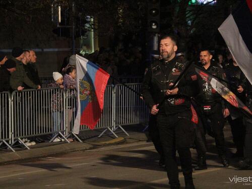 Foto: Ruski Noćni vukovi u Banja Luci nosili zastave s Putinovim likom