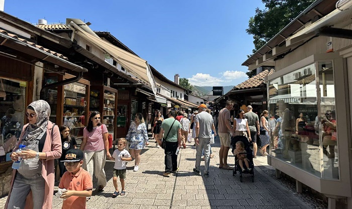 Foto: Sarajevo vrvi od turista, ulice pune i po najvećoj vrućini