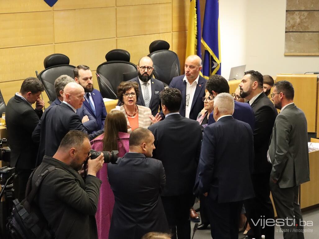 Foto / Sjednica Parlamenta FBiH: Mandate dobili novi zastupnici